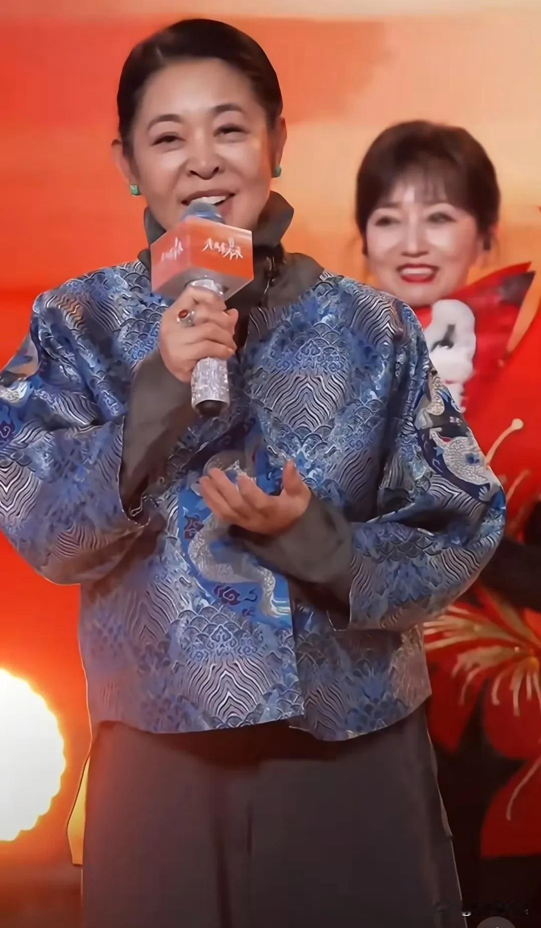 倪萍老师的颜值也回春了啊！
她受邀参加某化妆品的主持活动，个子好高，身形也瘦了不