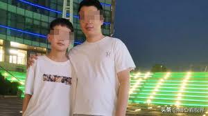 孩子的父亲可能正处于情绪的极度波动之中。刚刚结束的尸检让他目睹了儿子的惨状，愤怒