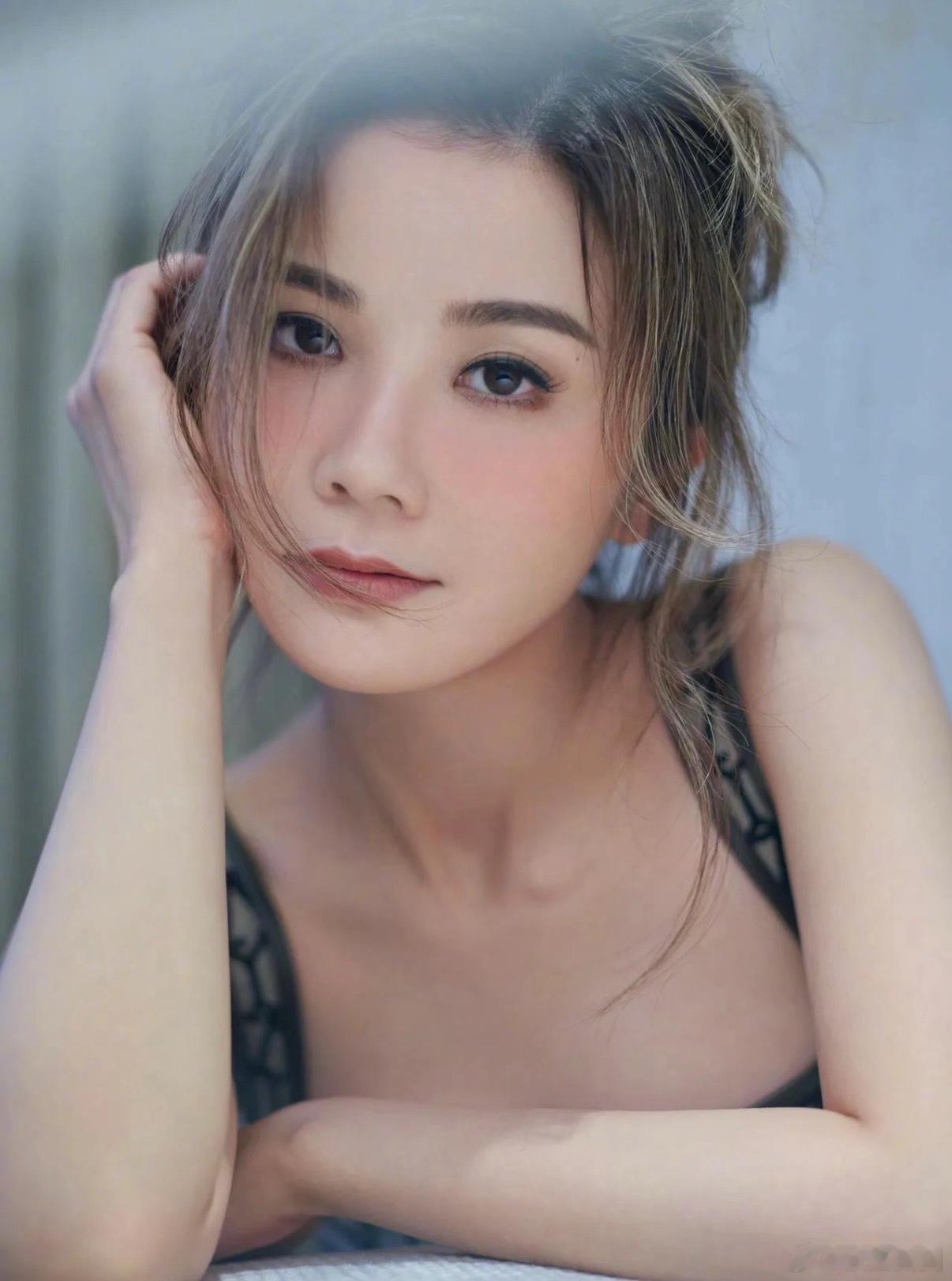 阿Sa的闪婚，被扒出竟是为了赶在冻卵到期前“激活账号”。她36岁时冻了20颗卵子