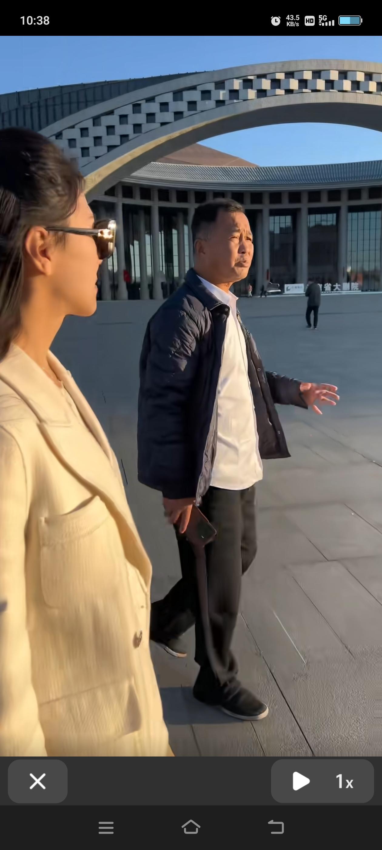 晓晓比沈巍活的潇洒，也懂得迁就，在云南昆明的几天时间里，晓晓也如影随形的陪着沈巍