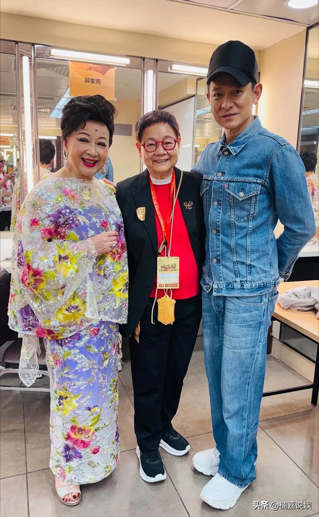 天王刘德华和影帝张家辉，现身胡枫的演唱会上，刘德华状态依旧好稳啊！
穿着一身牛仔