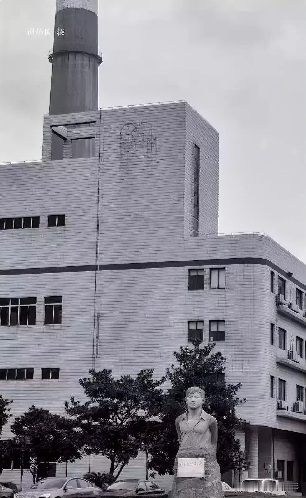 上海杨树浦发电厂的大门口，有一座解放战争时期该厂护厂英雄王孝和烈士的塑像，厂里的