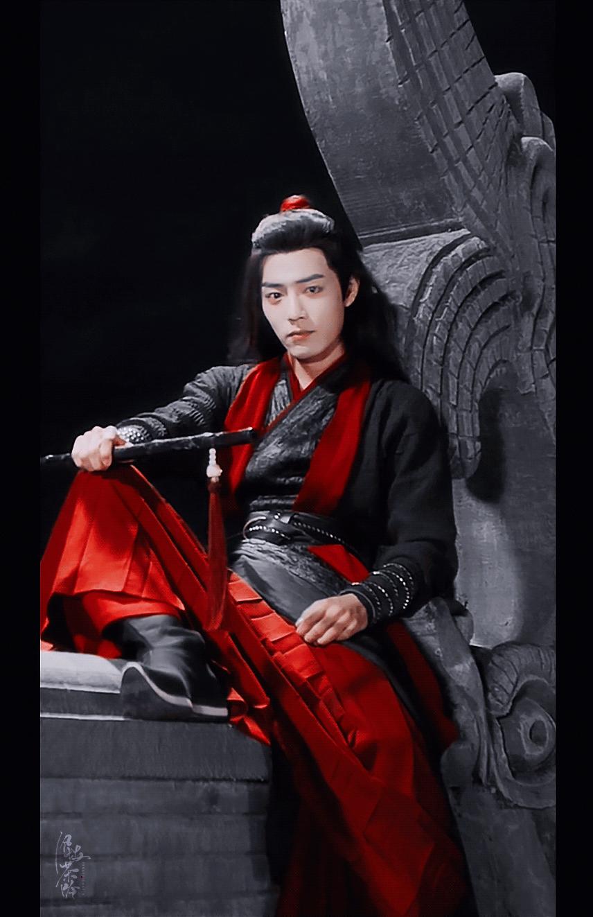 肖战魏无羡  |  陈情令“陈情在手舞锋芒，黑衣猎猎展轻狂。剑挑寒光惊鬼魅，身姿