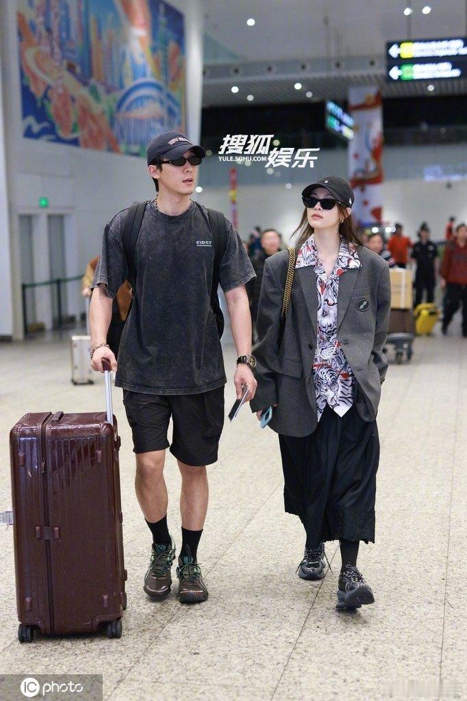 #钟楚曦侯雯元一起回国# 钟楚曦和侯雯元结束泰国旅行回国，两人公开恋情后首次现身