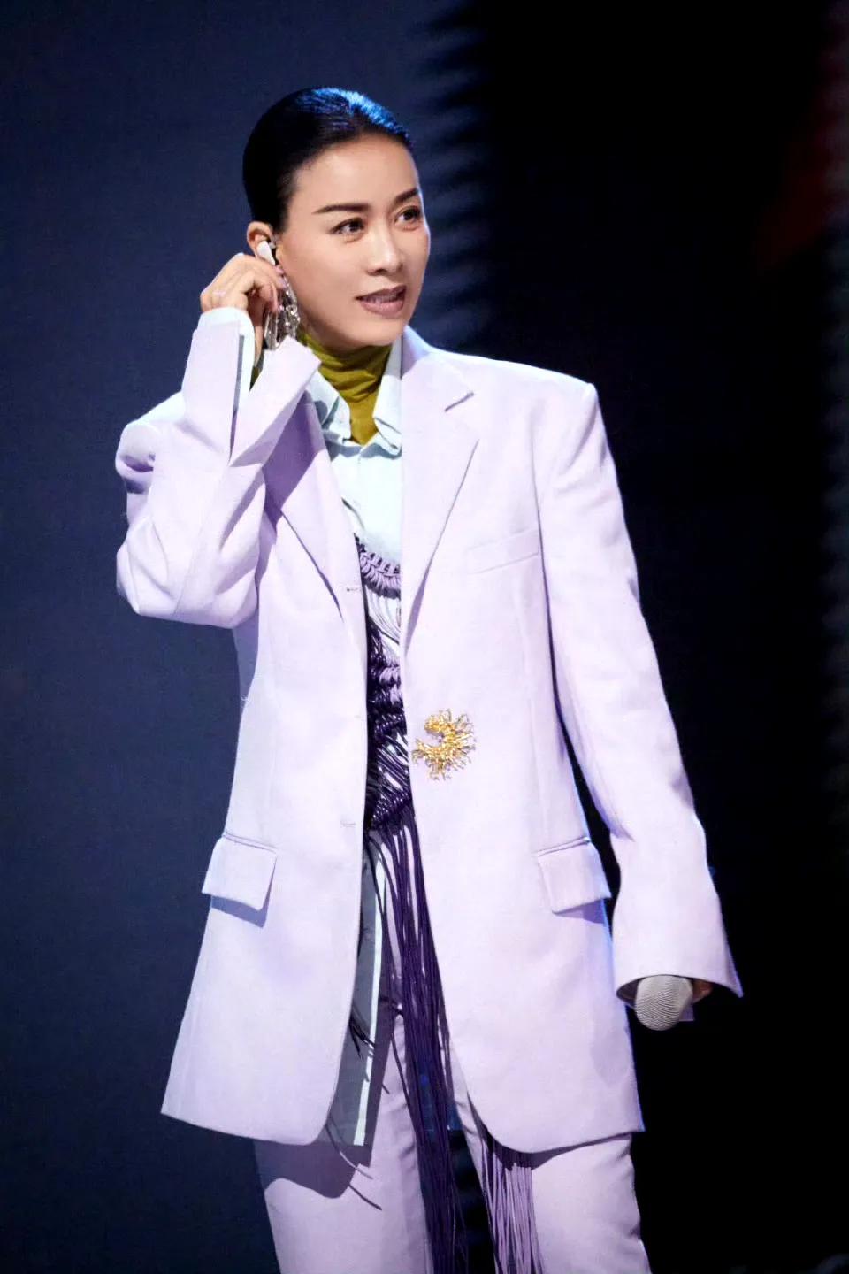 那英，突然登上热搜第一！
上海春浪音乐节发出公告，那英由于身体欠佳请辞这次的演出