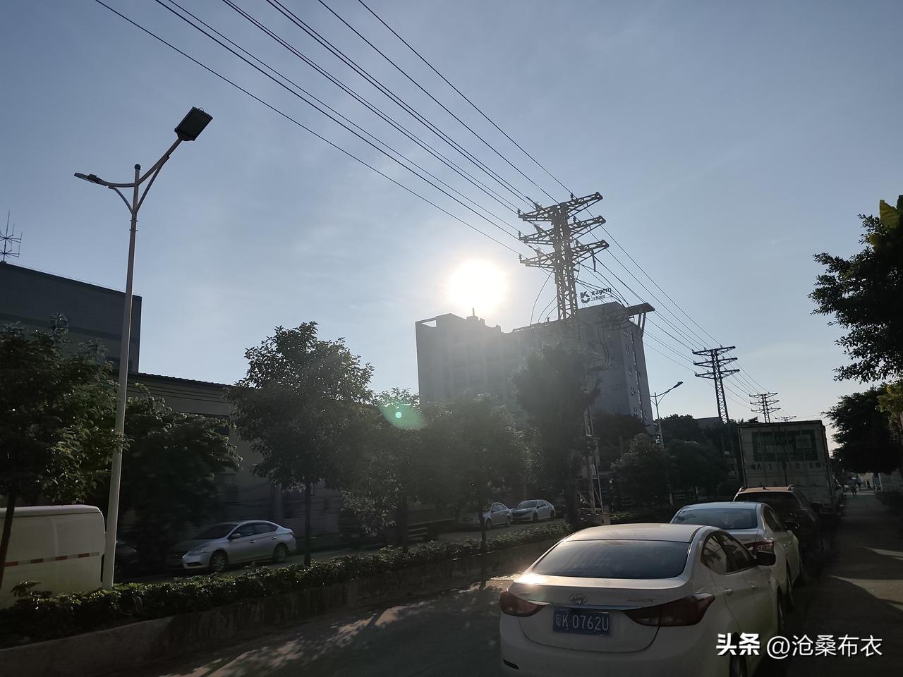 8月9日，东莞外界气温37℃，租房顶楼内的气温过了40度。没办法，只好开空调了。