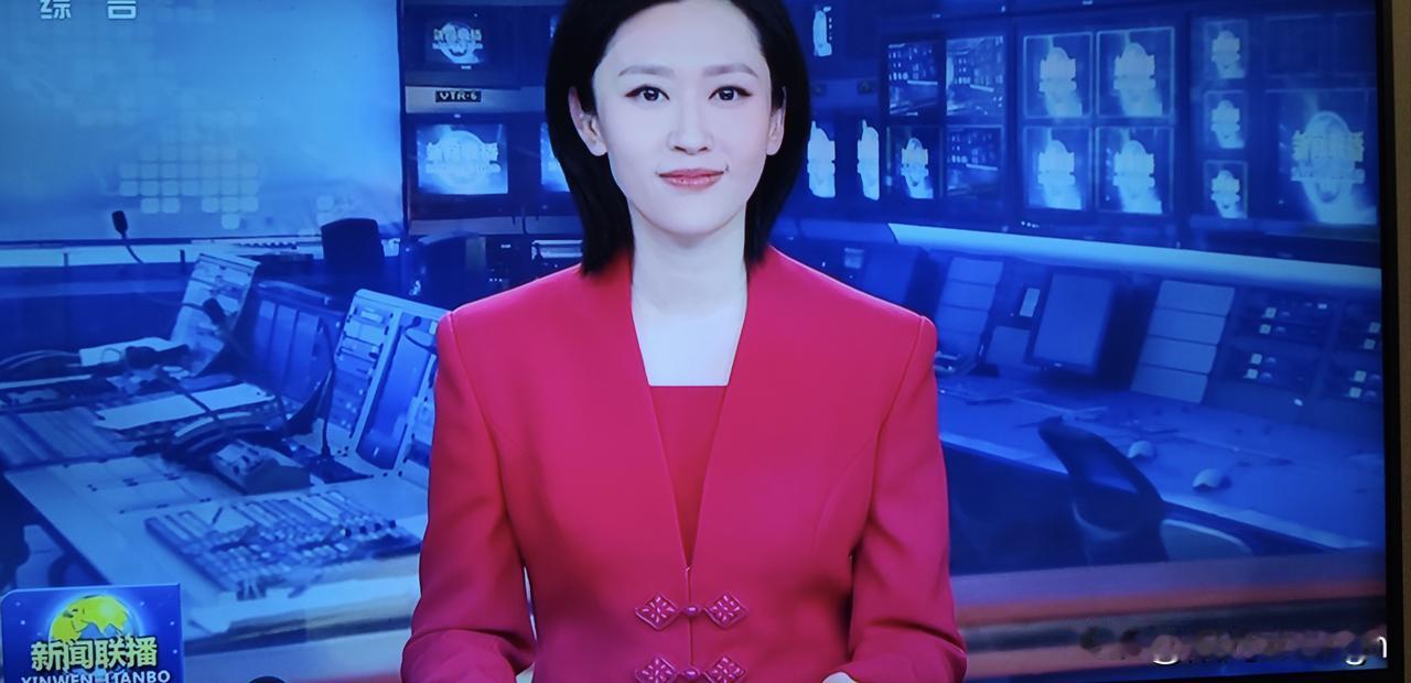 今天晚上的《新闻联播》，王音棋一袭大红服装亮相简直太惊艳啦！

那鲜艳的红色把她