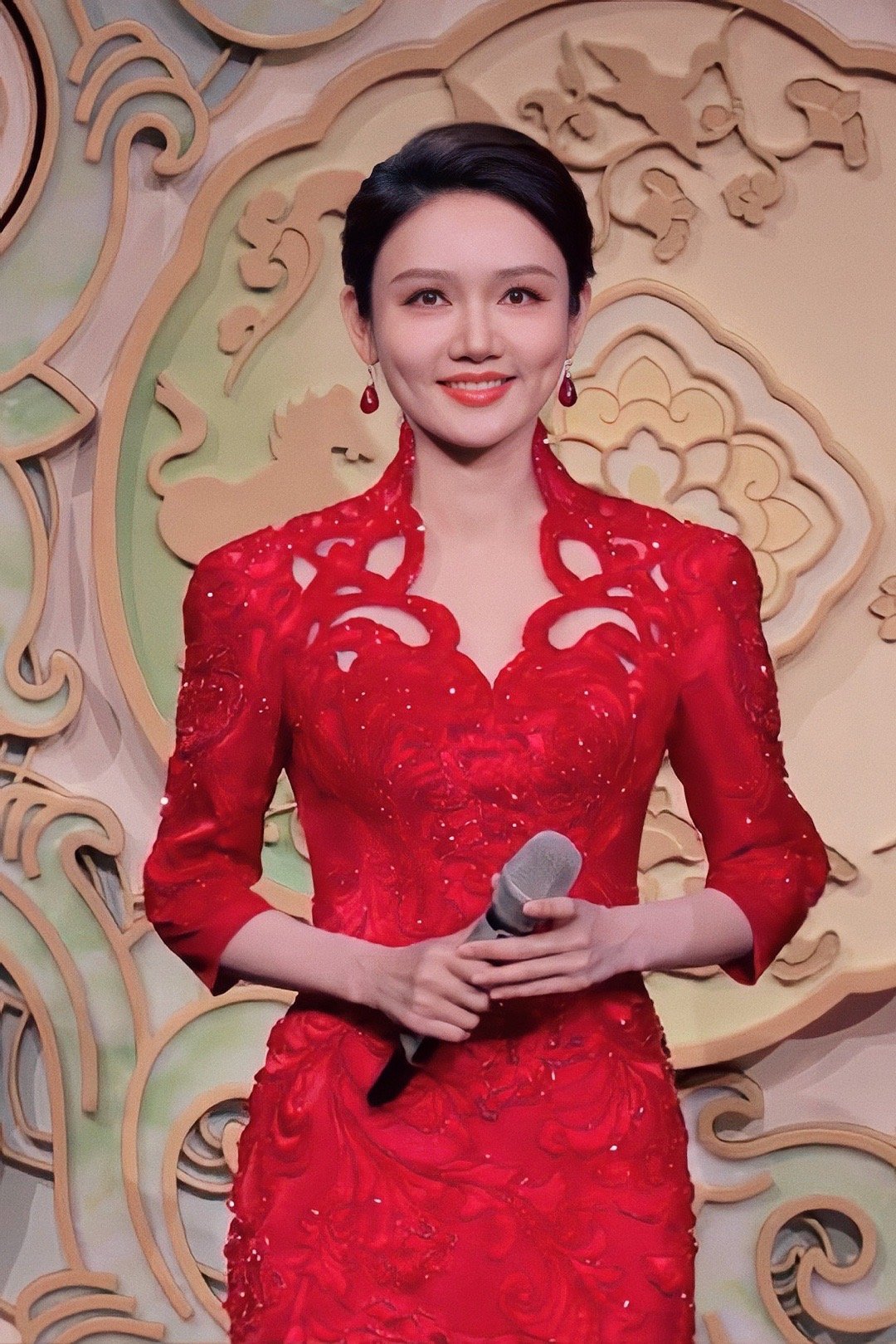 龙洋春晚业务能力太能打了！现场无提词器，全凭熟练背稿稳控全场。声音大气有穿透力，