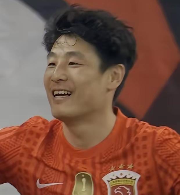 武磊的神级跑位反越位成功，可惜速度和力量下滑太多，武磊单刀球不进打在了立柱上，真