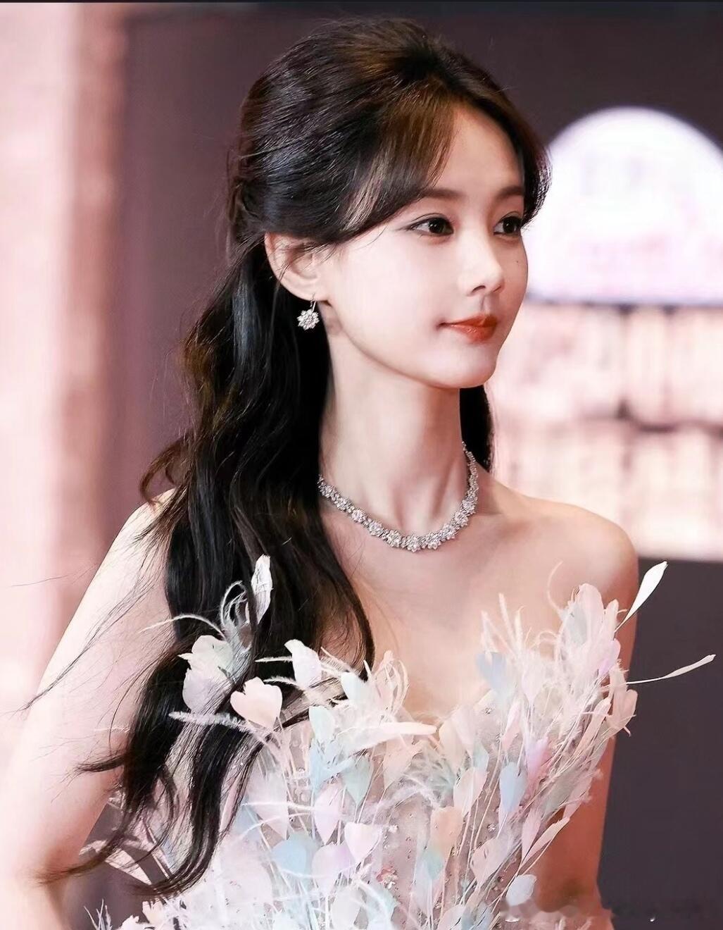 “女孩们记住，你就是又美又强，干什么成什么；你就是幸运命好，想什么来什么。你的事