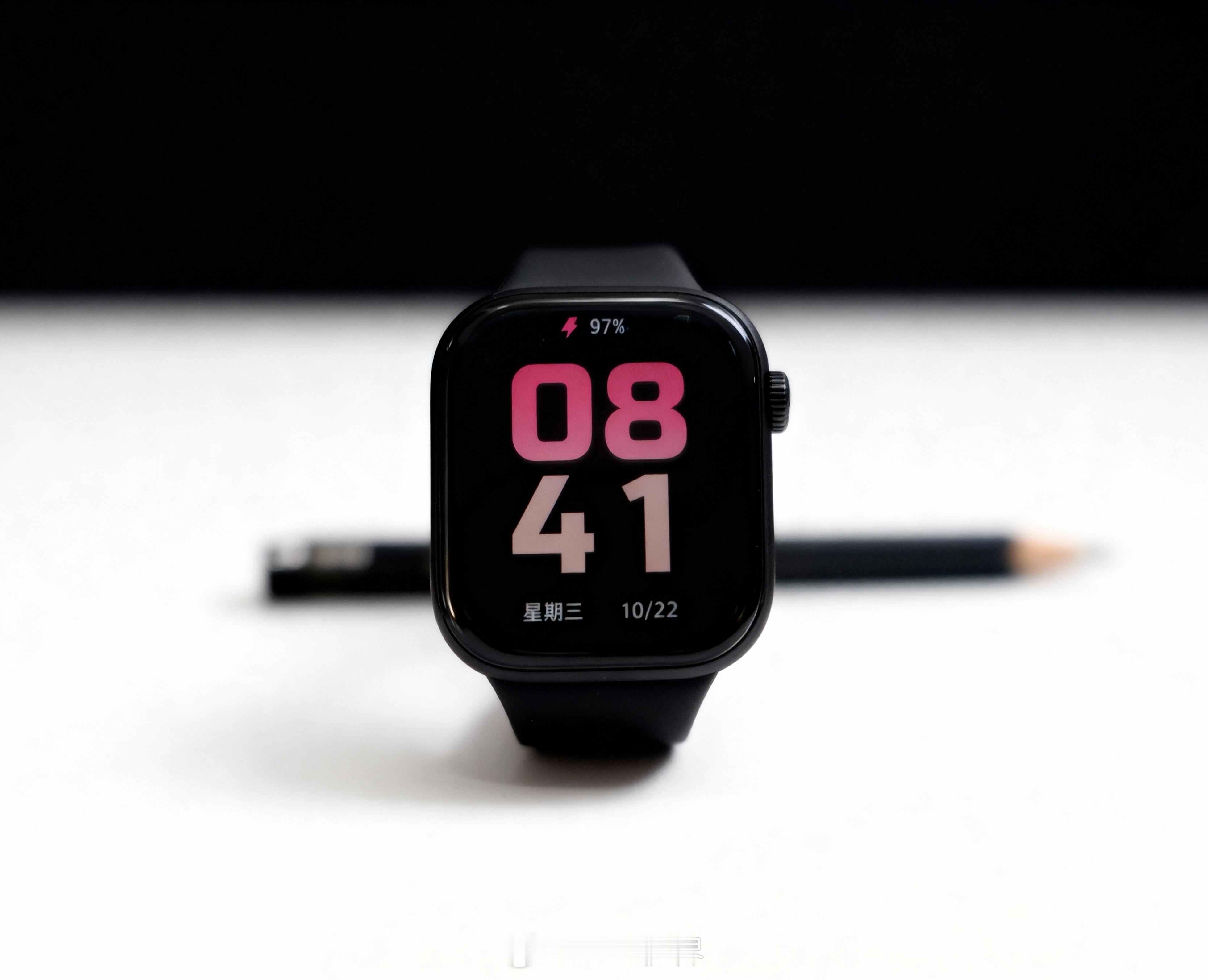 这就是刚刚发布的REDMIWatch6！说实话，刚拿到它的时候，我第一反应是：这