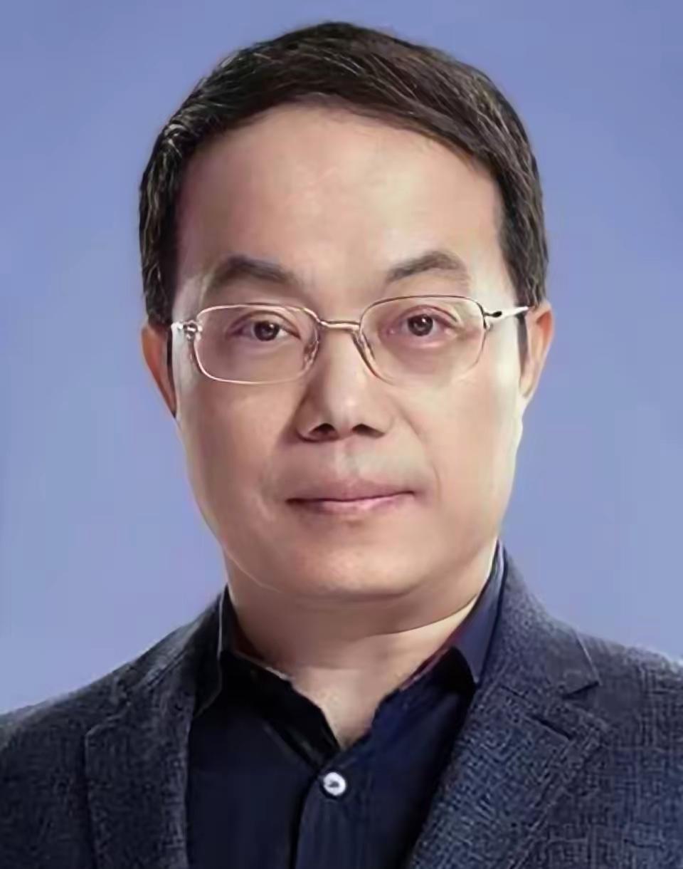 在伺候老人的问题上，北大博士心理学教授武志红说：“饭要给吃，药要给喂，身要给翻，