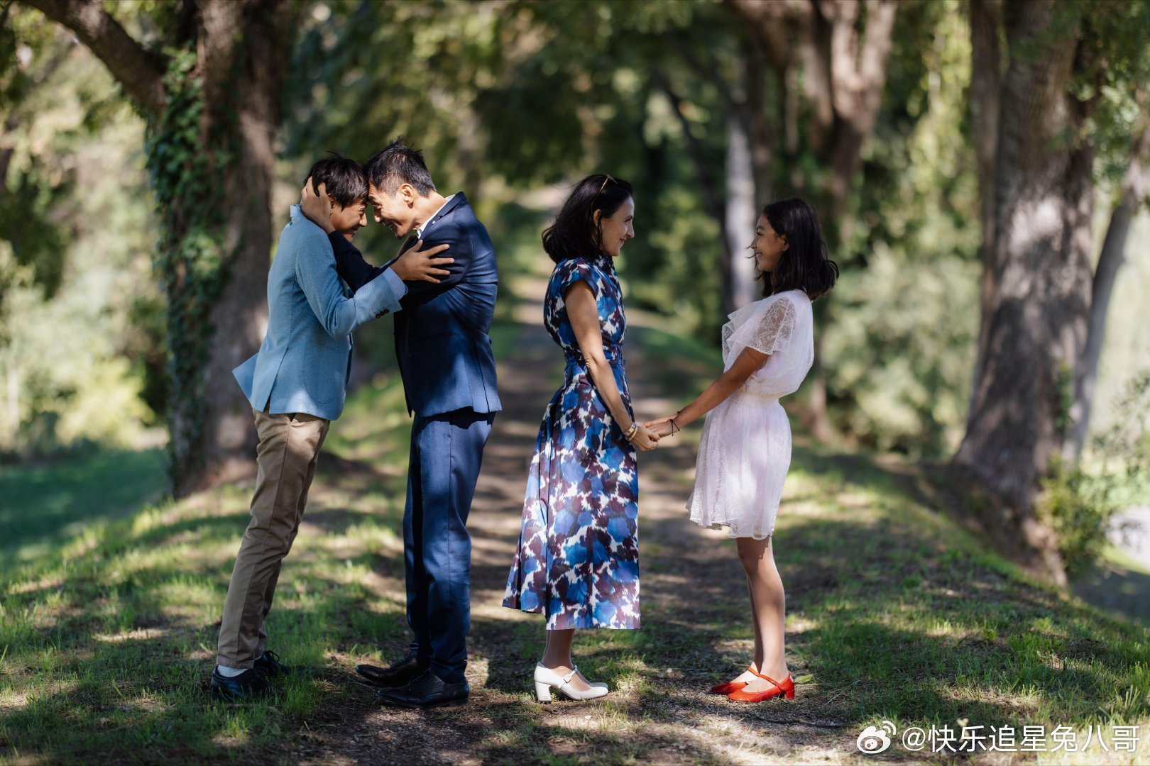 刘烨48岁生日全家福刘烨一家四口对视合照 刘烨48岁生日全家福，诺一霓娜呀