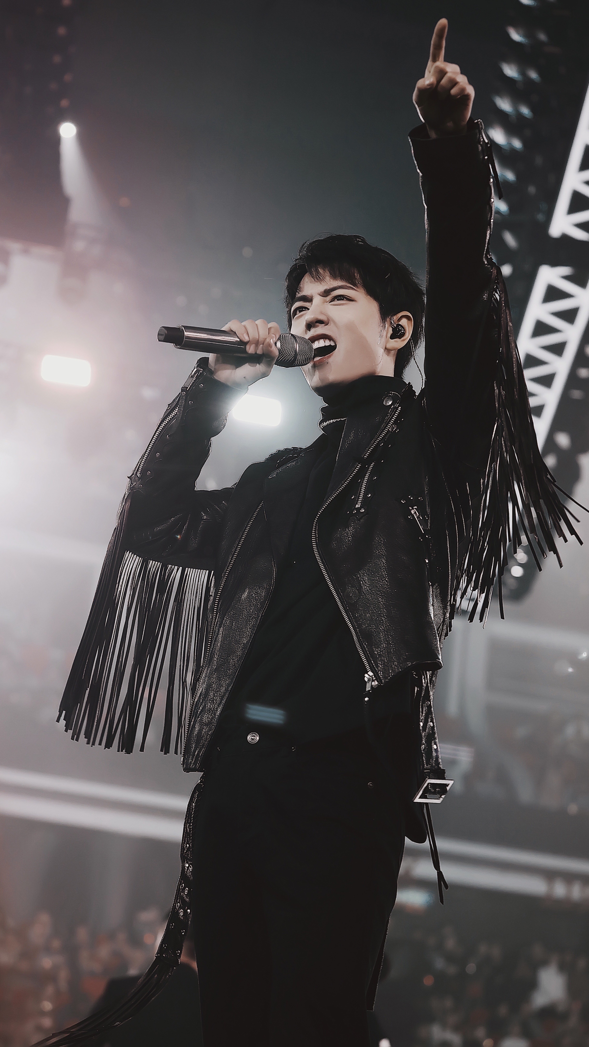 肖战从小学绘画魅力四射的舞台战呀！皮衣战超级帅！肖战站姐居然还有存货肖战陌森 到