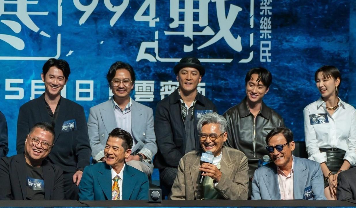 多位香港影坛重量级人物同框：
前排我认出了发型拉风、仪表堂堂的郭富城；手执麦克风