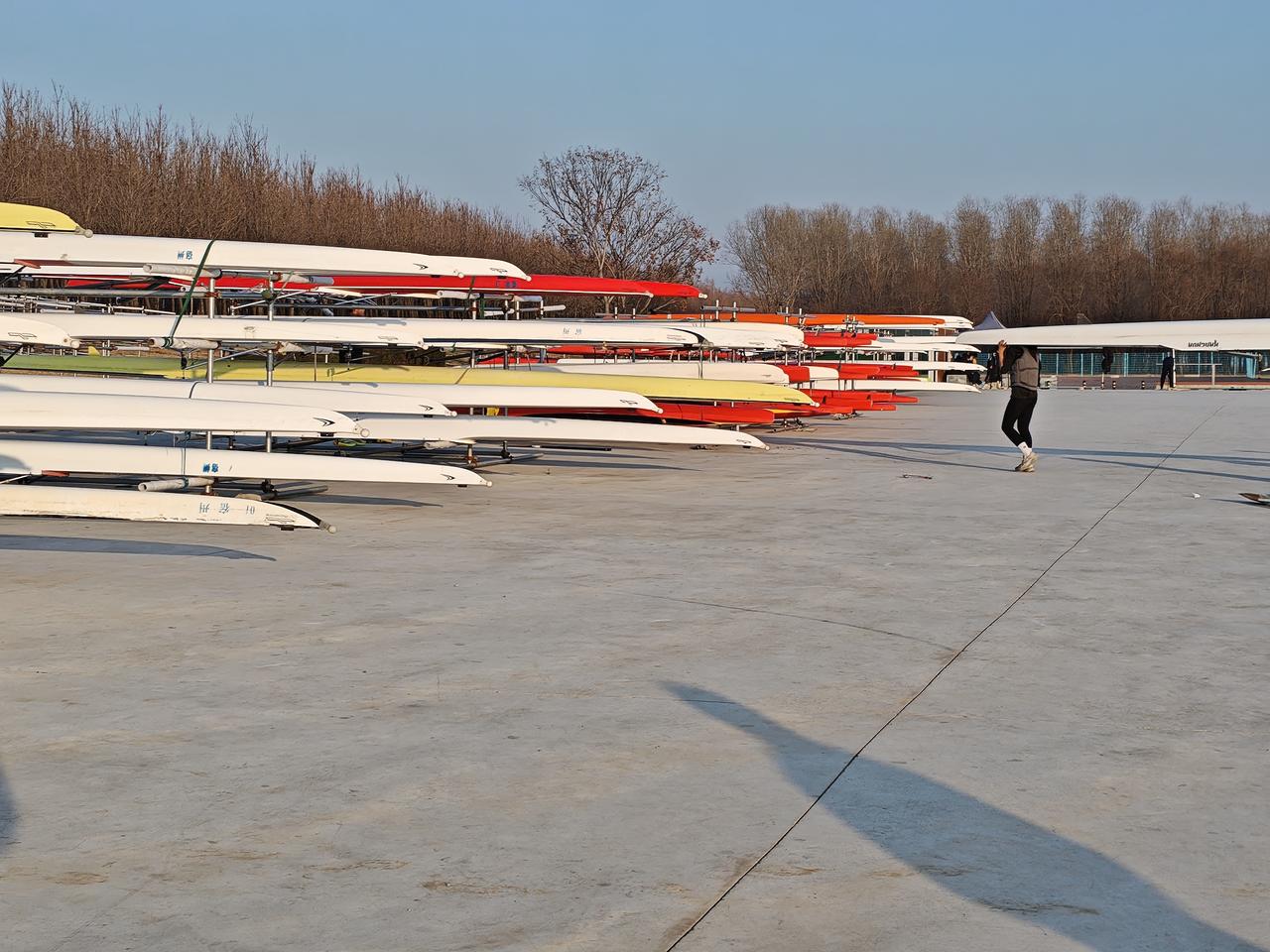 晒图笔记大赛码头上的赛艇排排立，红白色调撞出活力，冬日的晴空下，藏着蓄势待发的力