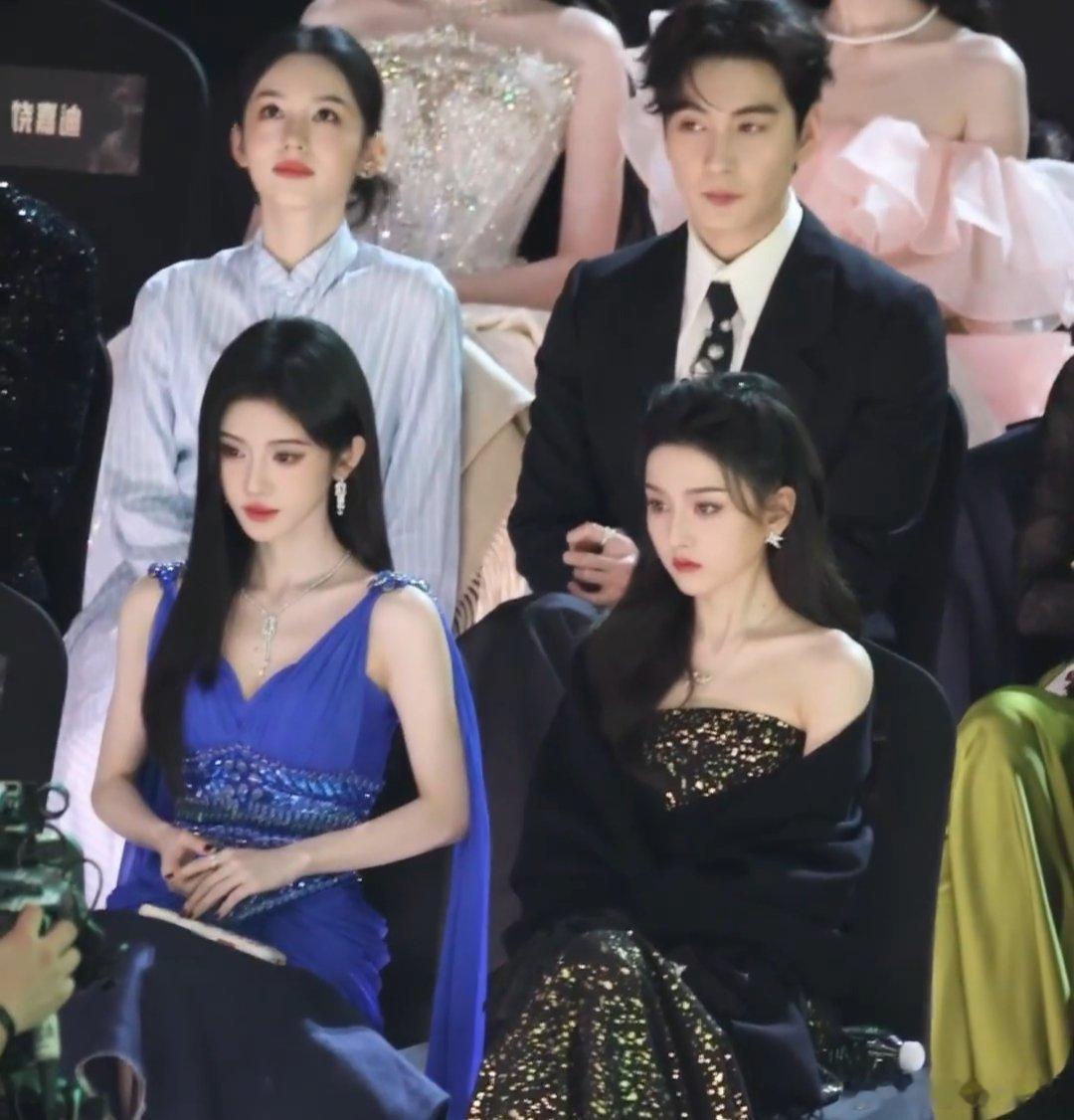 这三张脸在同一个镜头出现，确实很有美的冲击力鞠婧祎宋祖儿周也同框 好美 