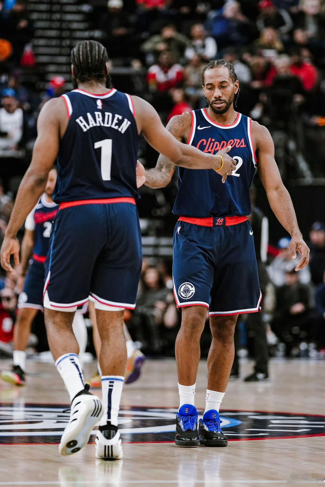 哈登、伦纳德均不会出战明天对阵太阳的比赛！
哈登因为个人原因离队，伦纳德因伤缺席