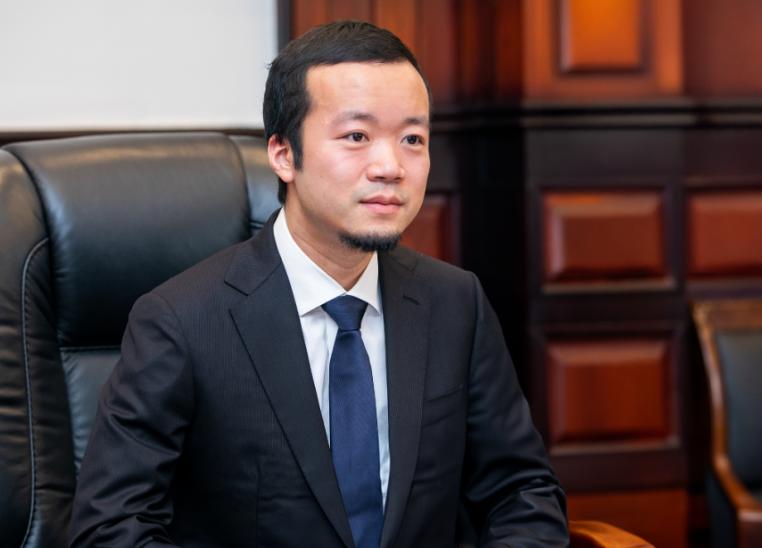 谁能料到一个能跟柬埔寨前首相洪森同框出访、还挂着内政部顾问头衔的“体面商人”，背