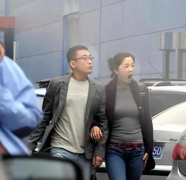 2009年，窦文涛与绯闻女友王倩倩牵手现身北京街头时的一幕，王倩倩曾经获得200