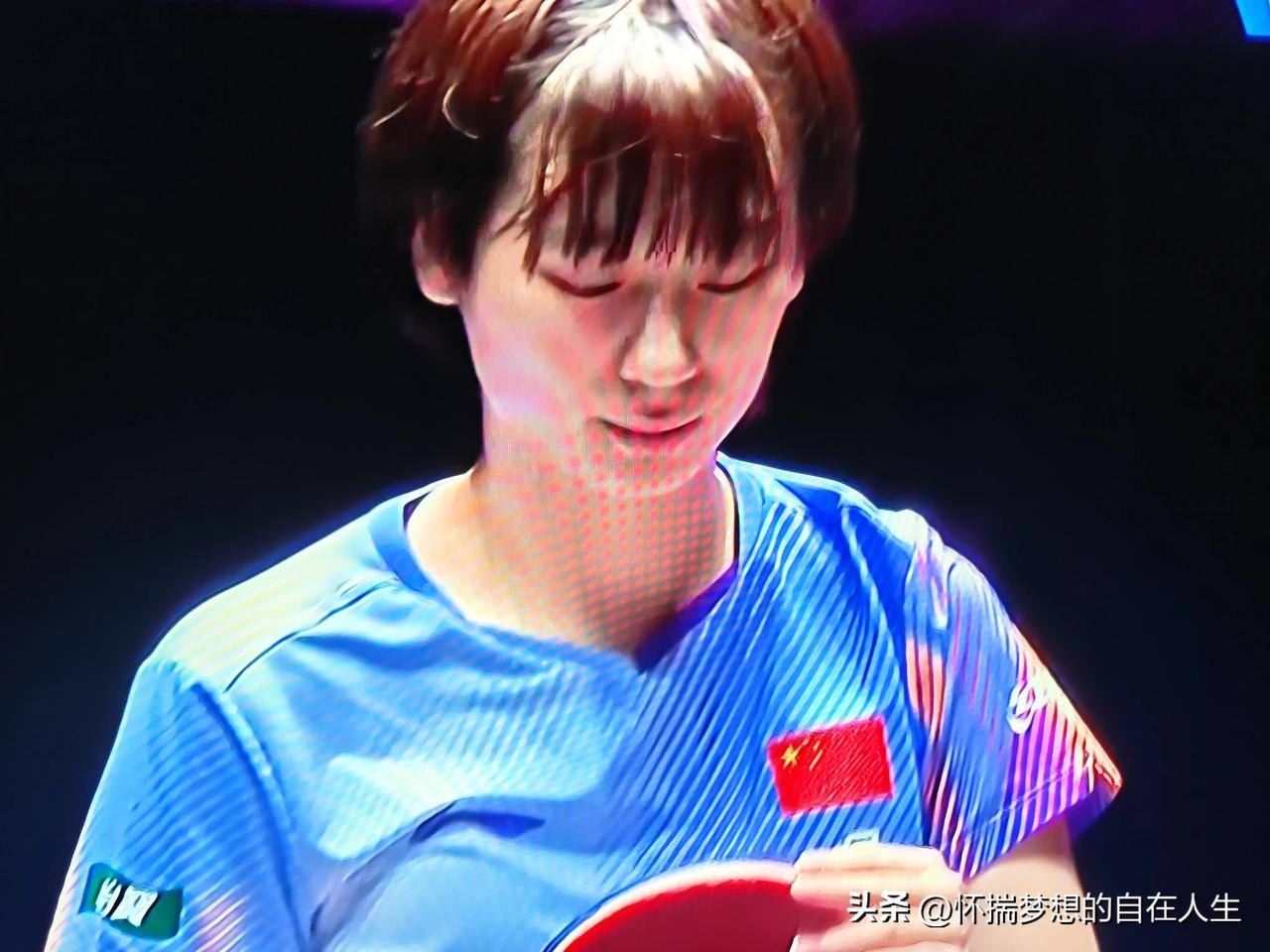 陈熠今天可能有些累了，下午一点开始连续打了女团半决赛、混双和女双三场比赛，在女团