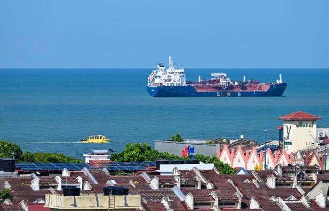 全球航运圈最近被一件事整得哭笑不得，印尼财长突然脑洞大开，想把马六甲海峡当成“自