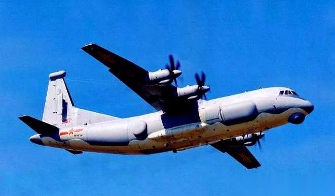 两架挂着实弹的外机，就那么贴着我们的特种飞机飞，最近的时候，就百来米。
那帮家伙