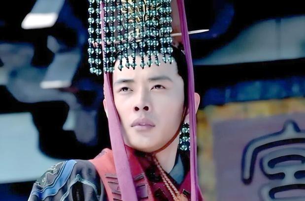 汉献帝为啥封曹操为魏公? 
建安十八年，汉献帝握着笔的手微微发颤，写下册封曹操为