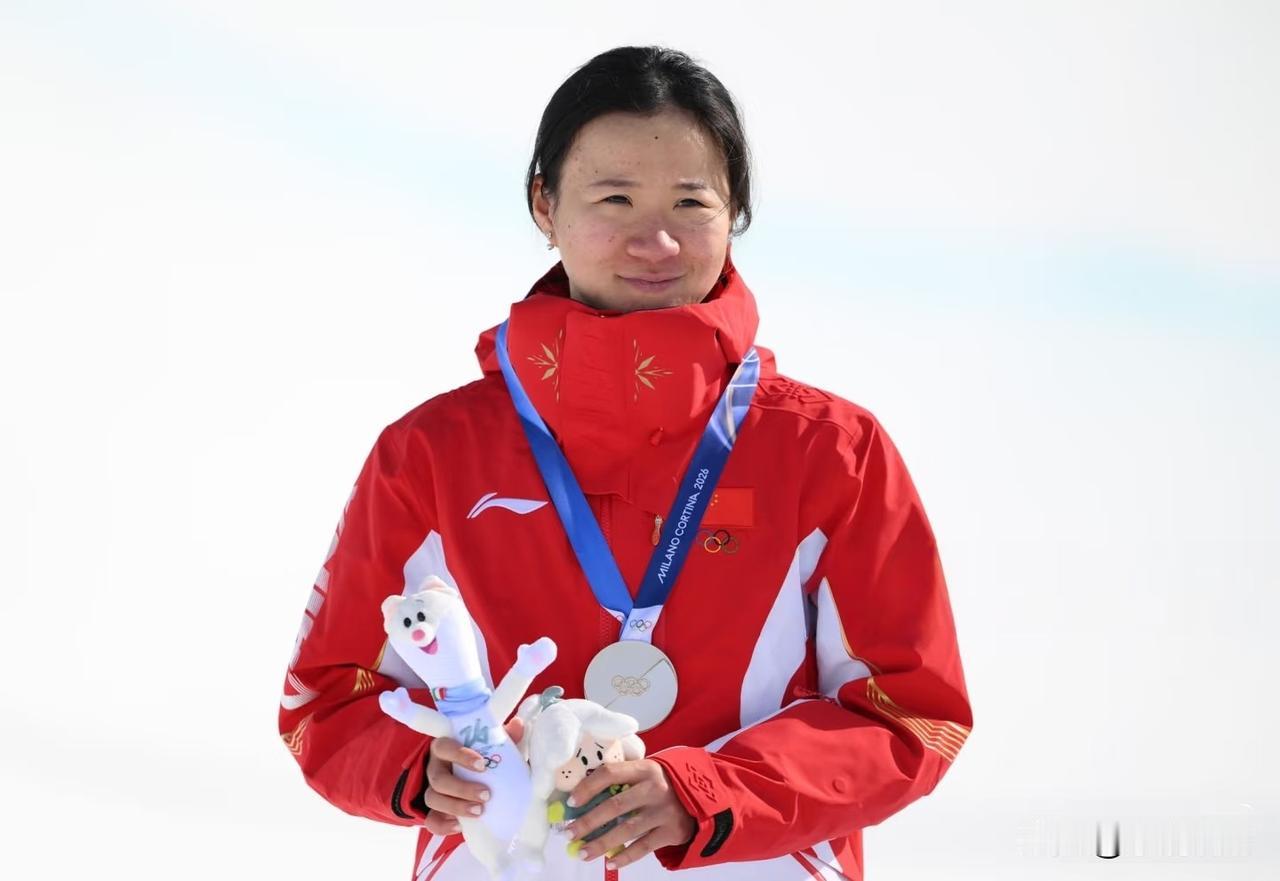 看完U池比赛才发现，
李方慧这姑娘也太厉害了吧。
很多人光看成绩，没注意到她最牛