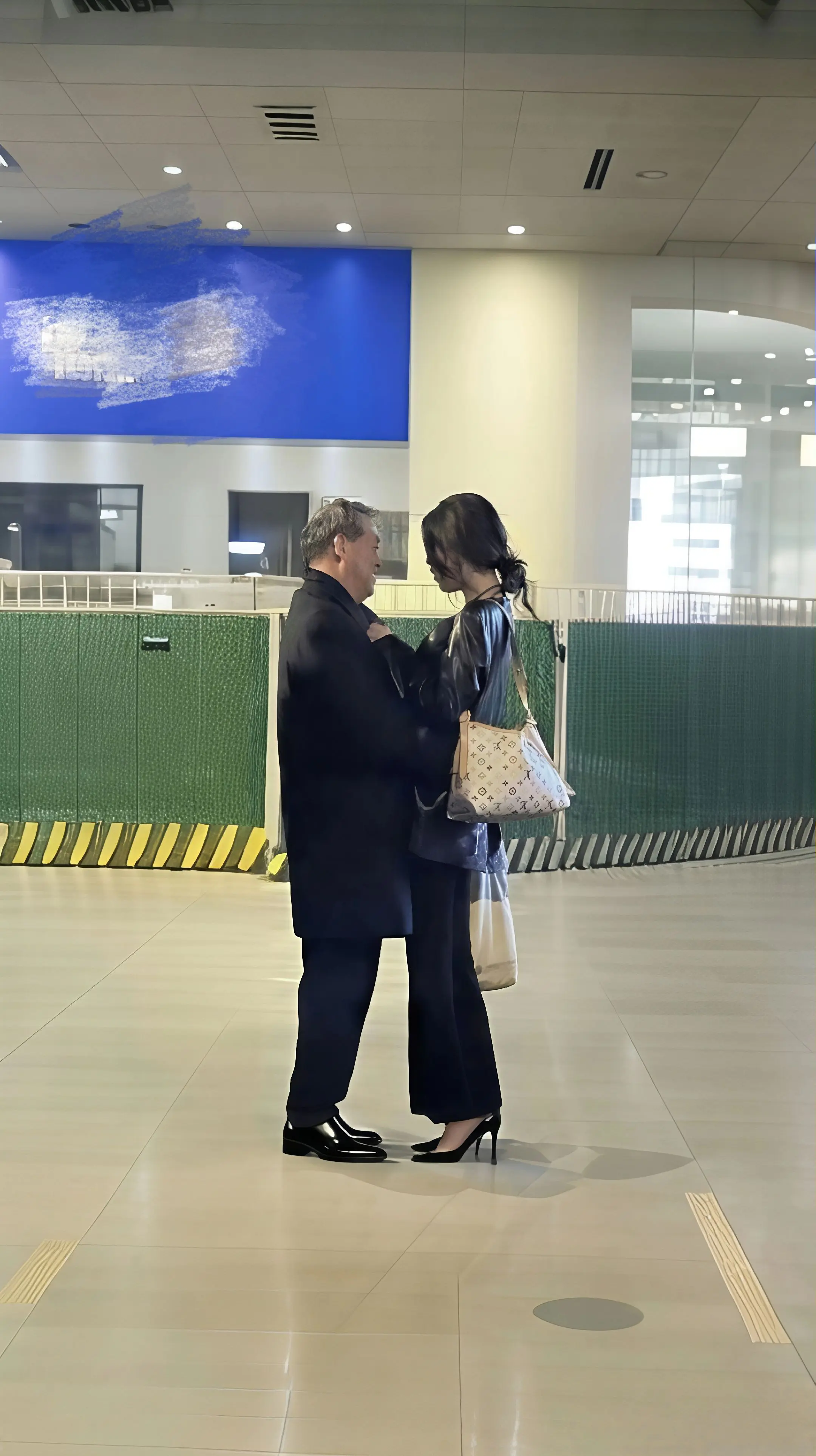 也许她只是女神的父亲呢
