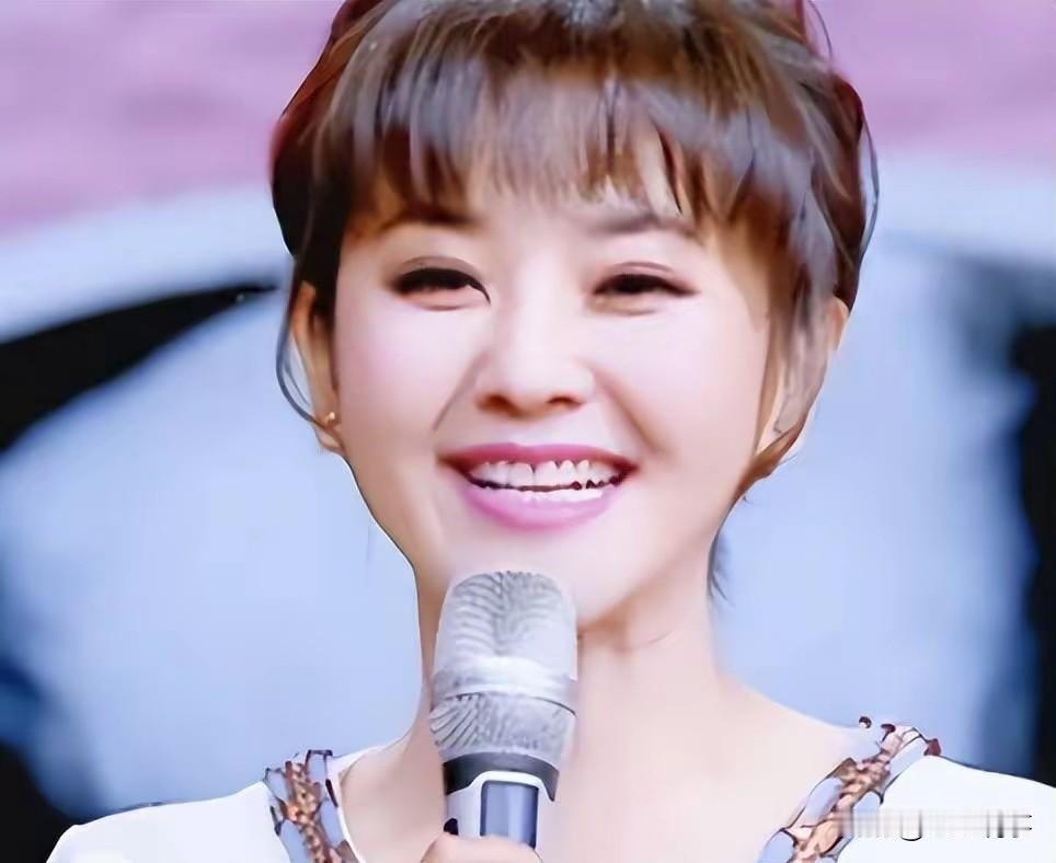 “学历最低”的央视主持方琼，从中专幼师到金话筒得主，事业与家庭皆收获圆满。她的故