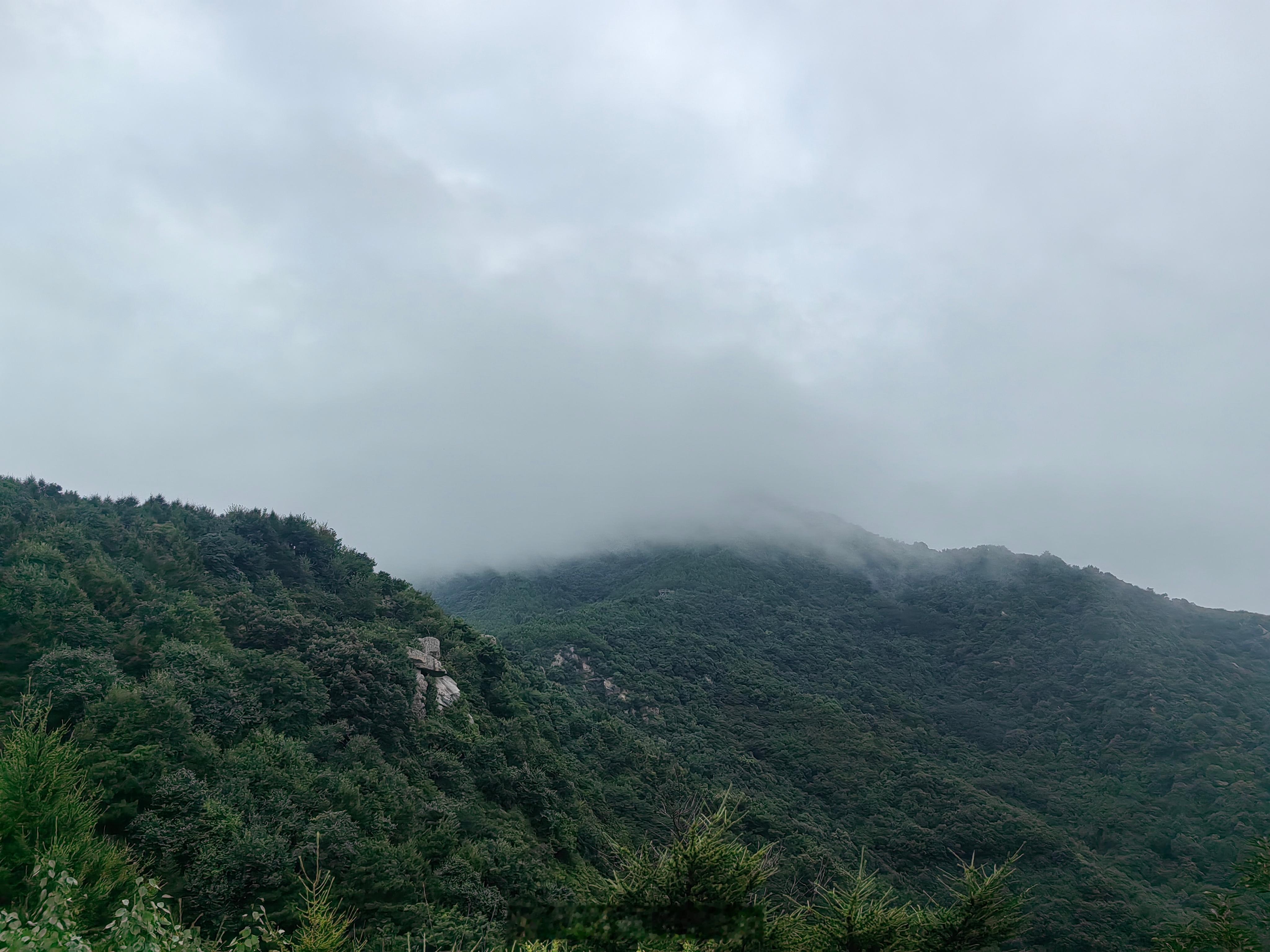 昨日立秋下雨后，今早三峰真凉快，山里云雾缭绕。出发时25度，过了望京塔就很凉快了
