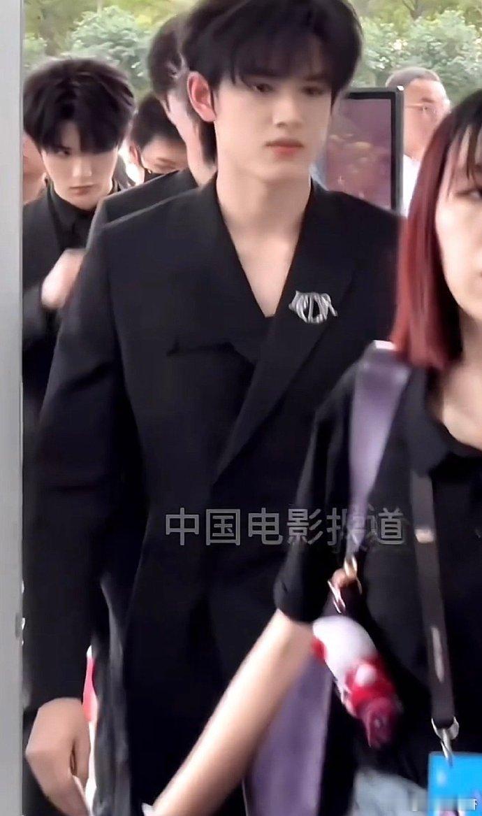 张极金鸡奖路透  张极这次金鸡奖路透真的太吸睛啦！那身真空西装将他的气质衬托得淋