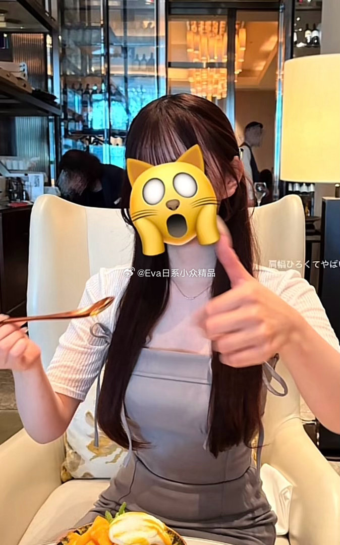昨天给姐妹们试穿去年的裙子，感觉今年尺寸是越做越小了啊，小套装还有灰色滴，也很好
