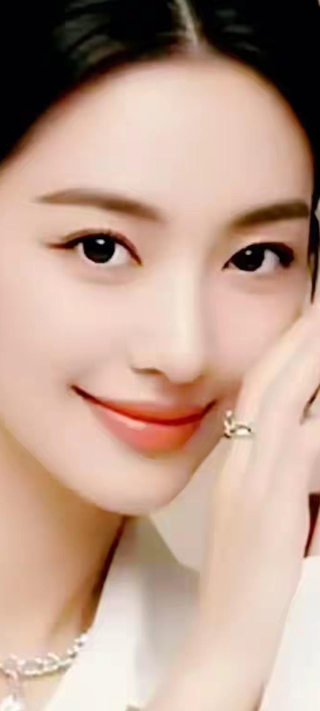 温柔甜美的微笑，闪耀的珠宝，优雅动人！💖✨