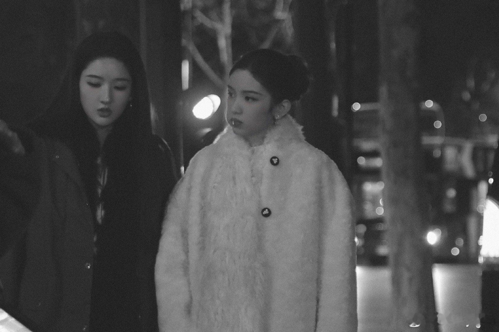 周也王玉雯两个人中有两个人很可爱美丽也子和漂亮玉雯～好闺蜜在巴黎时装周贴贴