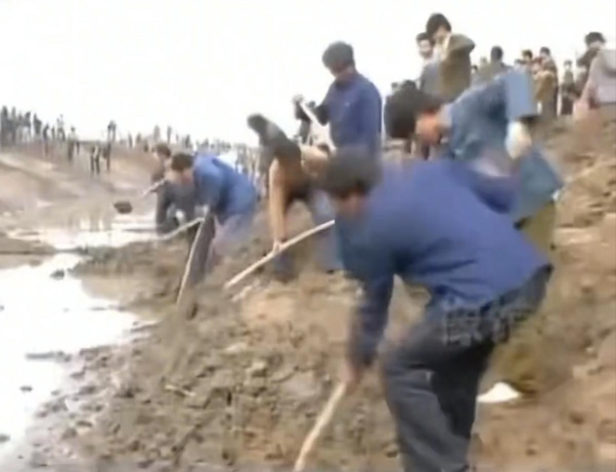 这个画面很多60岁以上的老人应该看着很有感触吧，我们年轻人没有经历过，但是听家里