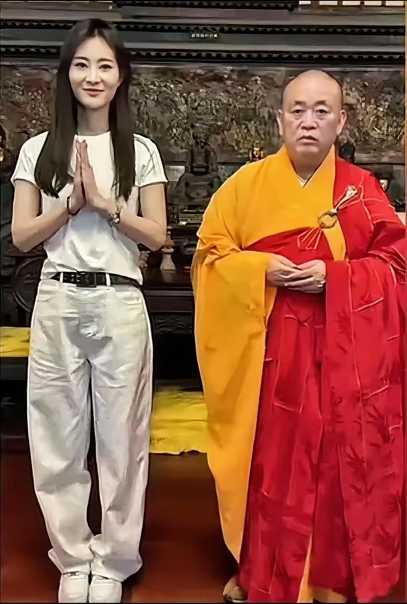 这位美女前一段时间从不远千里来到少林寺，求少林方丈释永信收徒点拨，不知道经释永信