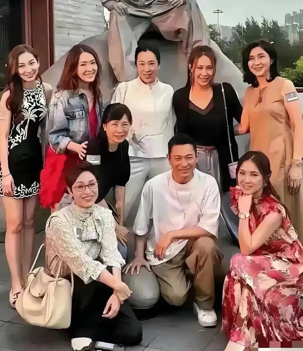 看出了天王刘德华？这些美女中，有两三个看着眼熟，就是不知道叫啥？