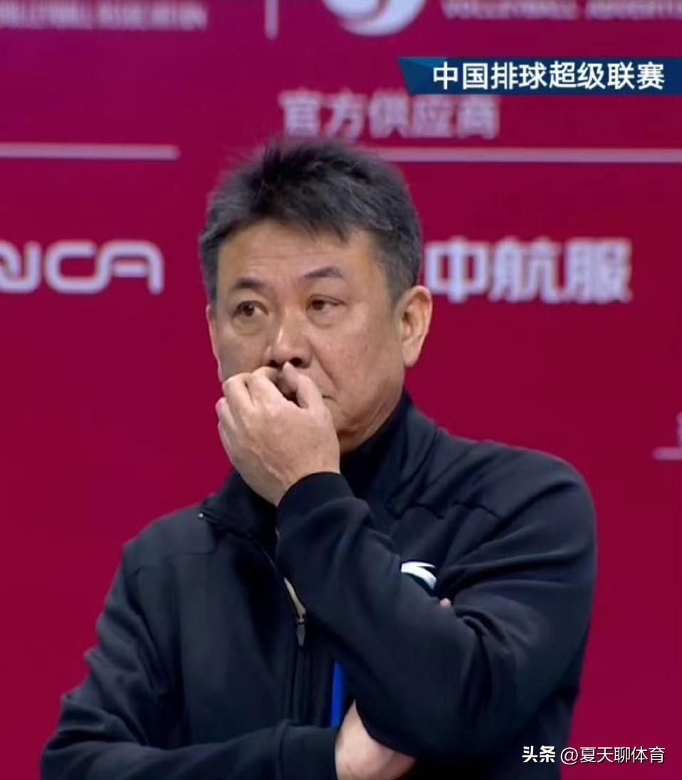 上海女排主教练蔡斌谈新赛季目标！作为卫冕冠军上海女排，主教练蔡斌压力还是比较大的