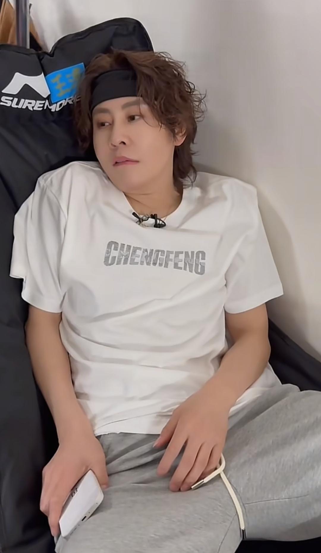 王濛参加综艺的时候，
到了试服装环节，
她一看衣服上有白色蕾丝花边，
当场就不乐