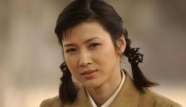 2011年，饰演李云龙老婆的童蕾，因800万别墅，抛弃相恋5年的男友周一围，投入