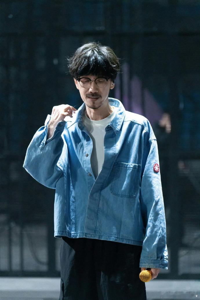 周传雄演唱会配置周传雄老辈子舞台没轻没重老辈子出手就知有没有，周传雄这场演唱会完