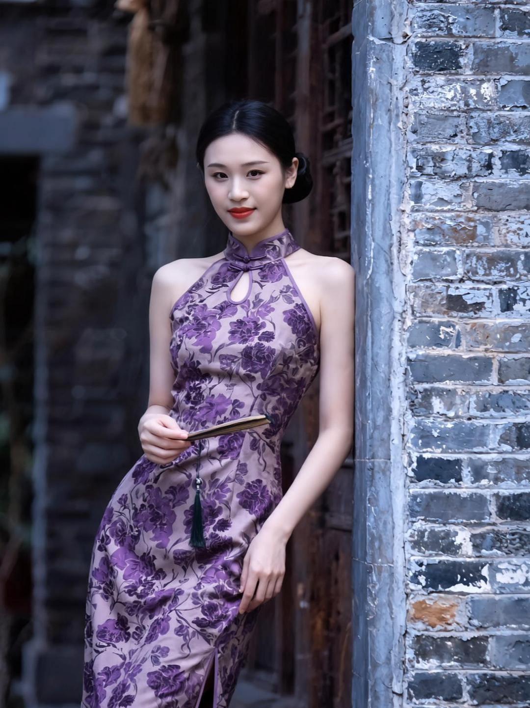 。春日的阳光洒在斑驳的砖墙上，紫色旗袍与复古背景完美融合，仿佛穿越回了旧时光。细