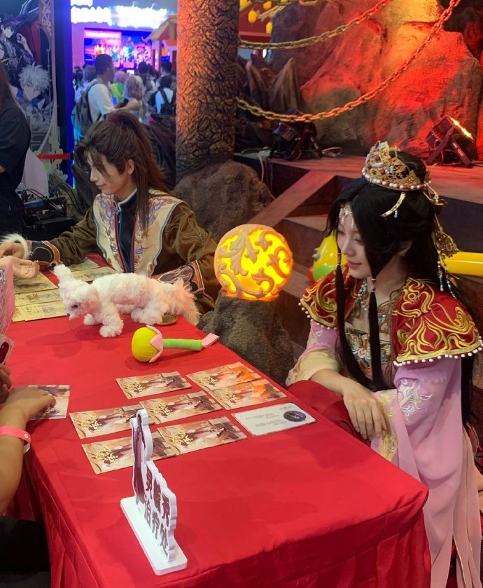在漫展挂到了牧神记专家号漫展最抽象科室——牧神记专家号！秦牧COS坐镇，专治各种