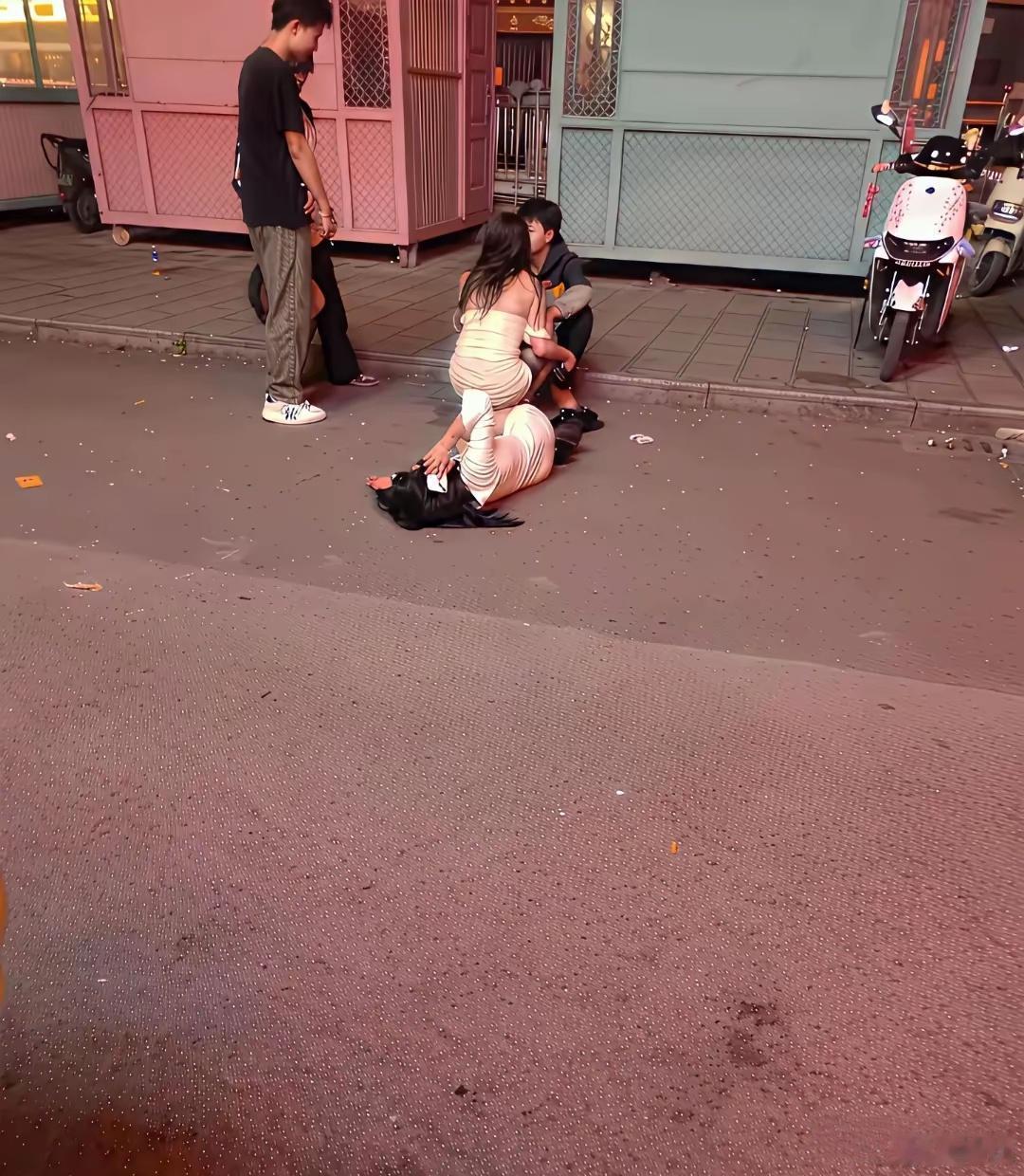 现在这小孩儿们可怎么办啊，一个个稚嫩的脸，哎…… 