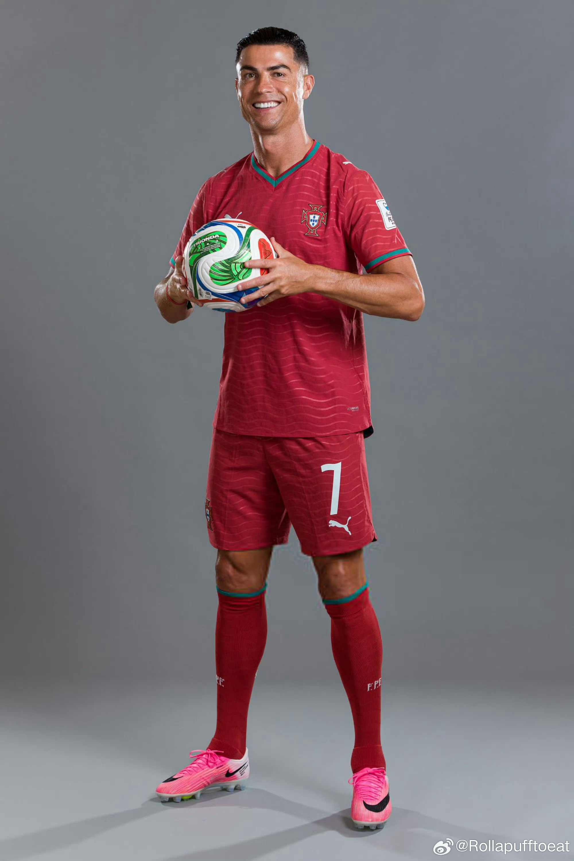 C罗美加墨世界杯定妆照最后一届🇵🇹 老队长C罗的世界杯定妆照💪C罗手腕上戴