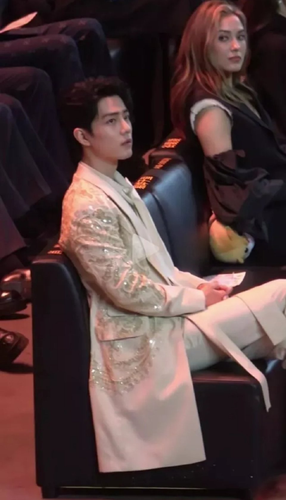 肖战谷爱凌同框，明明肖战比谷爱凌大了12岁，怎么给我的错觉是完全颠倒过来……谷比