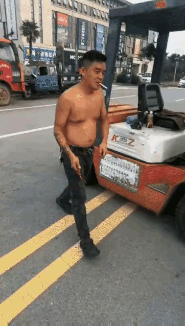 我粗略估计一下，7个车胎，价值5000以上，够判的了。
光膀子男子真是不计后果，