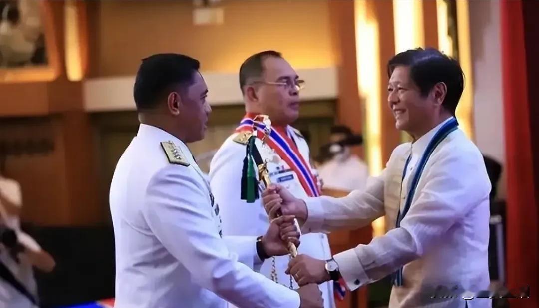 南海局势紧张，菲律宾渔民近日被发现装备大口径步枪，引发了国际社会的广泛关注。
据